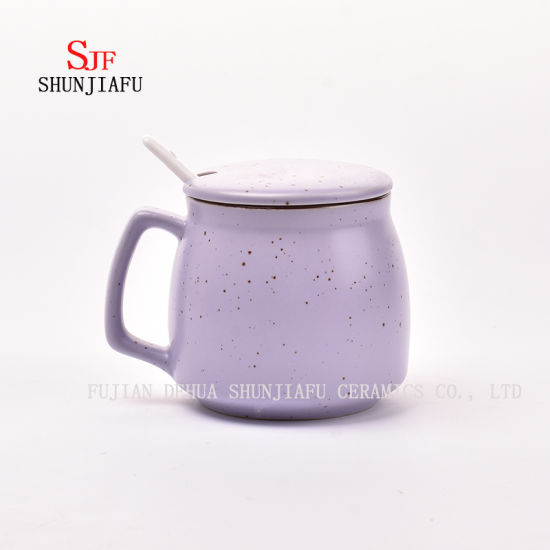 ふたが付いている創造的な陶磁器のマグ。朝食のコーヒーカップ