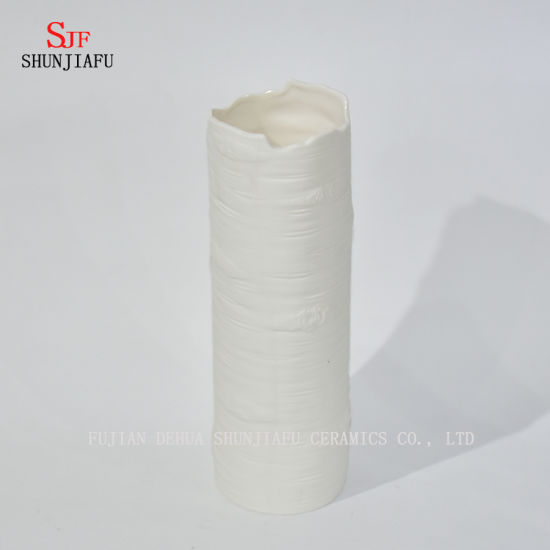 シンプルな白いセラミック花瓶