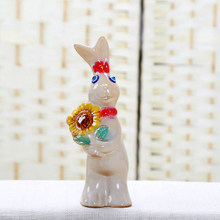 セラミック小さなウサギの手はひまわりの簡潔なファッションの家の装飾を保持します/