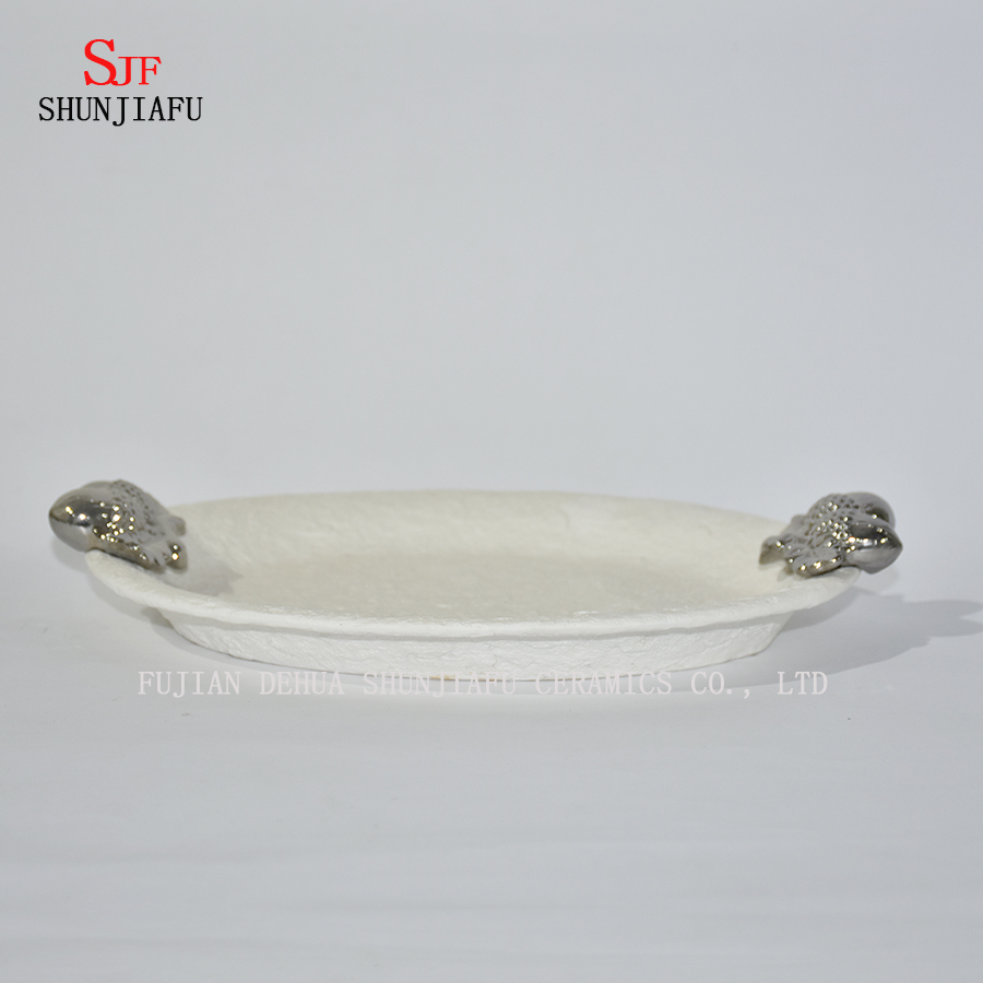 前菜、デザート、サラダ、スナック、寿司、フルーツ、パン用の白い磁器3つの小さなタータンソーサー皿