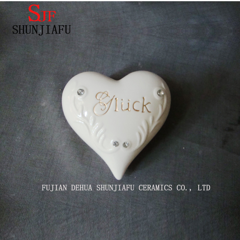 白い磁器のクリスマスの装飾ハート形の家の装飾品、人工水晶で手作り