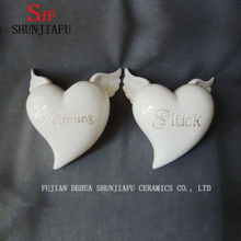 装飾用の翼、ハート型の新しいデザインのセラミック愛の形。白い