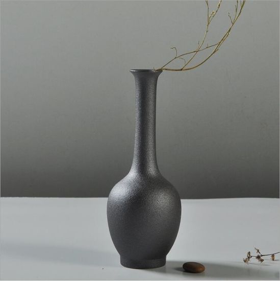 陶磁器の黒い花瓶の世帯の装飾品の記事