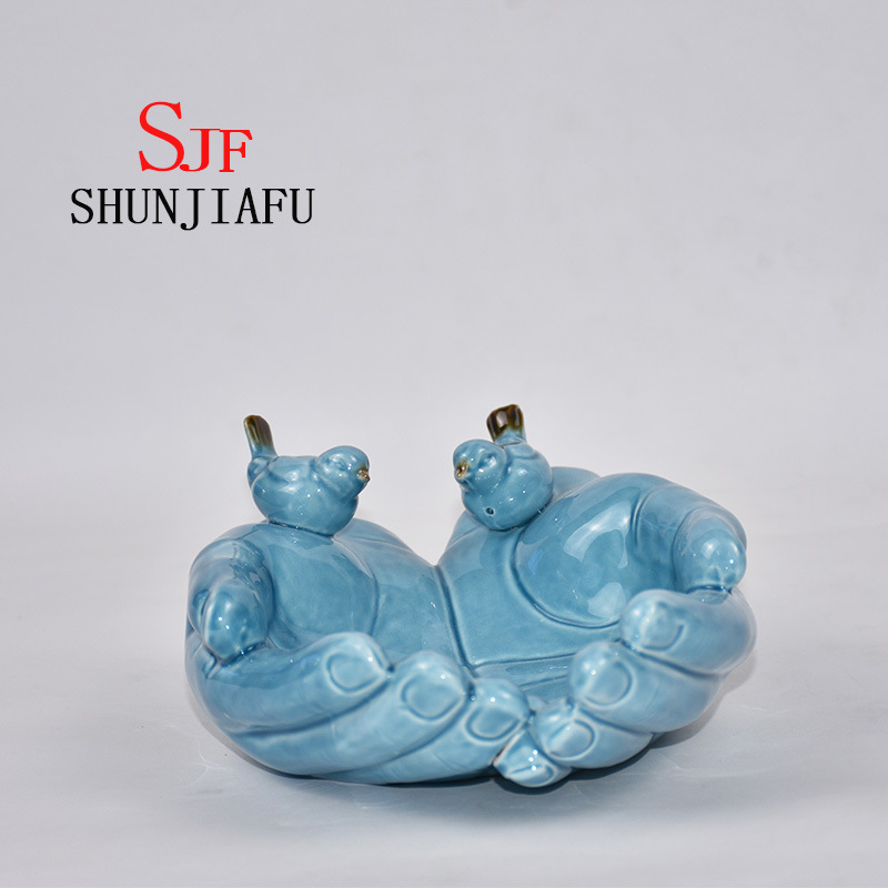 両手は台所用品/家の装飾のためのセラミック装飾トレイを形作る