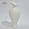 ハイエンドで雰囲気のある人工花瓶入りの白い花瓶