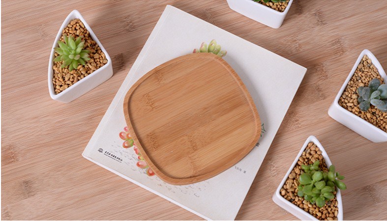 竹ベースの三角形のセラミック白い植木鉢