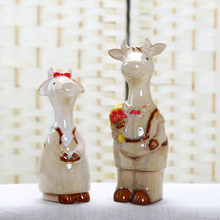 羊の新郎新婦のモダンなセラミックの結婚式の装飾/ C
