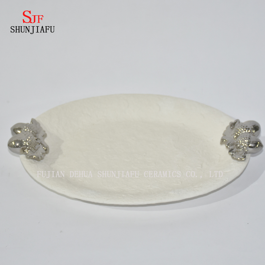 前菜、デザート、サラダ、スナック、寿司、フルーツ、パン用の白い磁器3つの小さなタータンソーサー皿