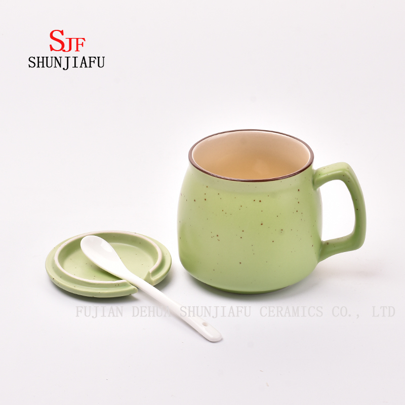 ふたが付いている創造的な陶磁器のマグ。朝食のコーヒーカップ