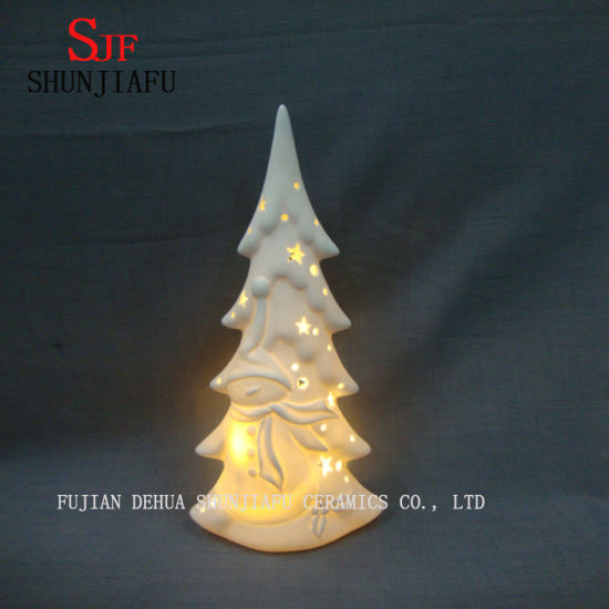 白い艶をかけられたセラミッククリスマスツリー。 LED /ウェディングツリー