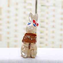 セラミックの小さなウサギの座っているテーブルの簡潔でモダンな家の装飾