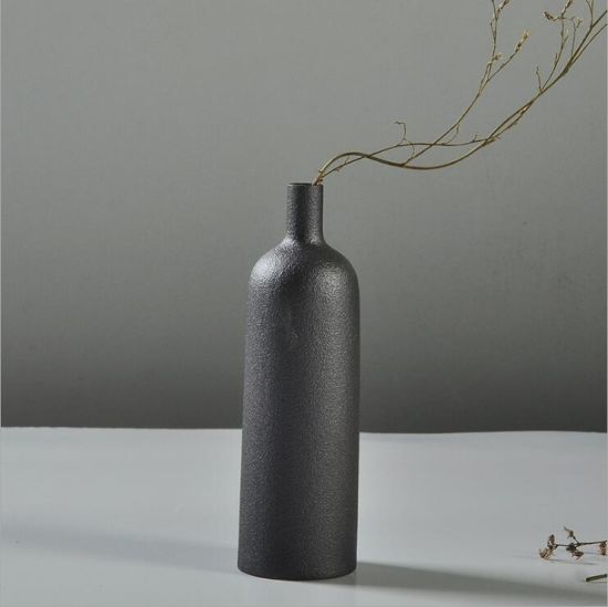 陶磁器の黒い花瓶の世帯の装飾品の記事