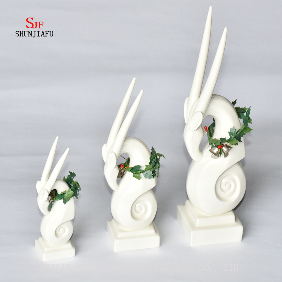 幸運を;セラミック鹿の形のクリスマスの装飾、ホリデーギフト。