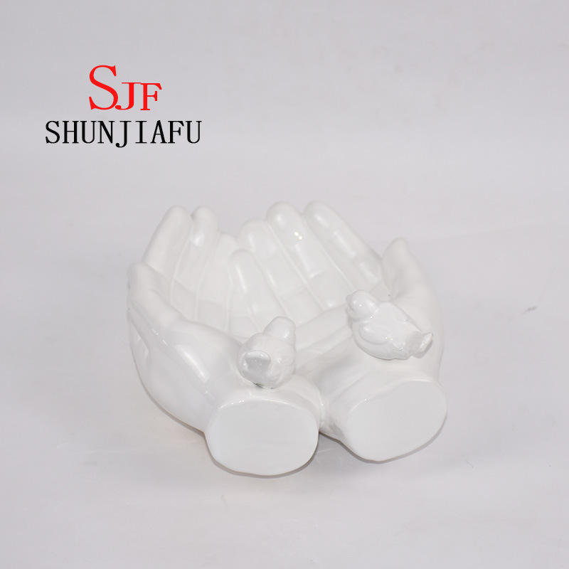 両手は台所用品/家の装飾のためのセラミック装飾トレイを形作る