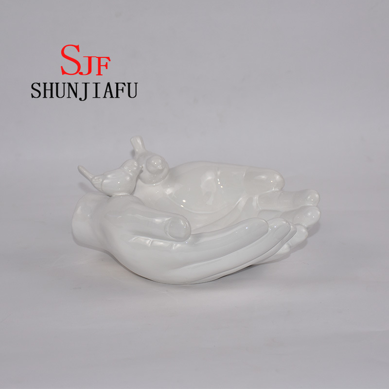 両手は台所用品/家の装飾のためのセラミック装飾トレイを形作る