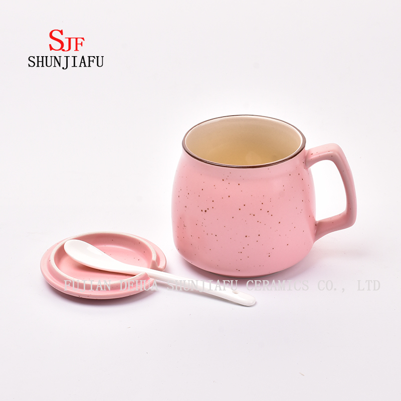 ふたが付いている創造的な陶磁器のマグ。朝食のコーヒーカップ