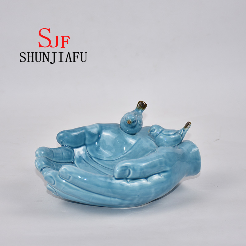 両手は台所用品/家の装飾のためのセラミック装飾トレイを形作る