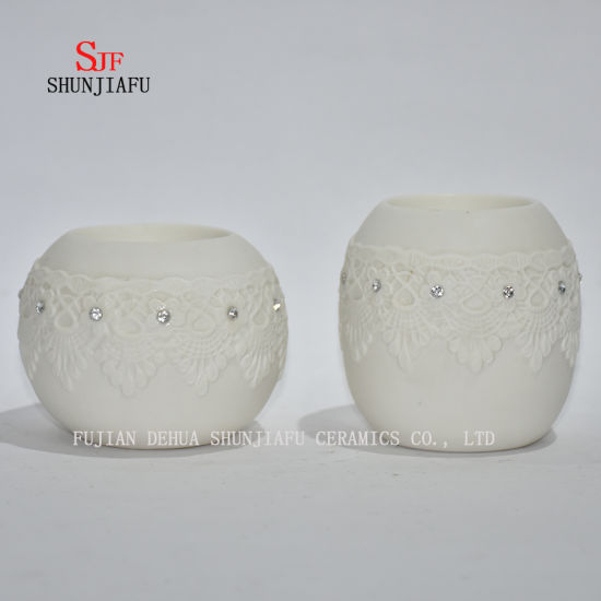 白い陶磁器の現代様式の水差しの花の花瓶/装飾的な花束のホールダー
