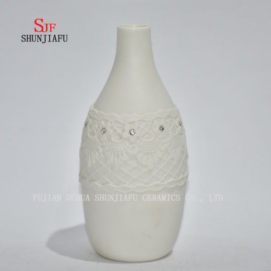 ハイエンドで雰囲気のある人工花瓶入りの白い花瓶