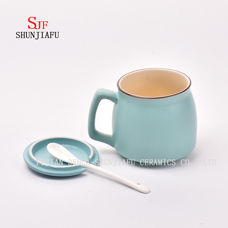 ふたが付いている創造的な陶磁器のマグ。朝食のコーヒーカップ