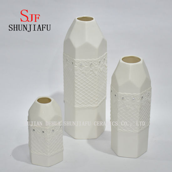 白い陶磁器の現代様式の水差しの花の花瓶/装飾的な花束のホールダー