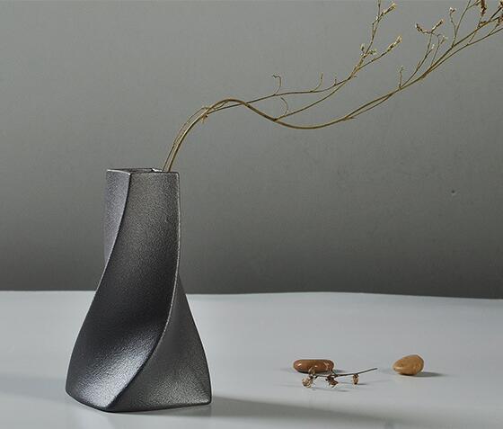 陶磁器の黒い花瓶の世帯の装飾品の記事