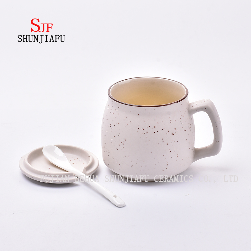 ふたが付いている創造的な陶磁器のマグ。朝食のコーヒーカップ