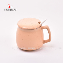 ふたが付いている創造的な陶磁器のマグ。朝食のコーヒーカップ