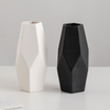 モダンなミニマリストの磁器の床花瓶 - 複数の色、ガラス張りの黒、白など、現代のホームオフィスの装飾の仕上げ