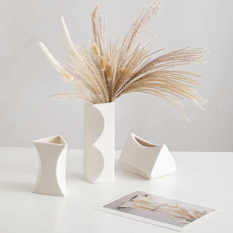 モダンなミニマリストの磁器の床花瓶 - 複数の色、ガラス張りの黒、白など、現代のホームオフィスの装飾の仕上げ