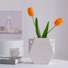 時代を超越した白い磁器の花瓶 - あらゆるスペースのための多目的な花のセンターピース