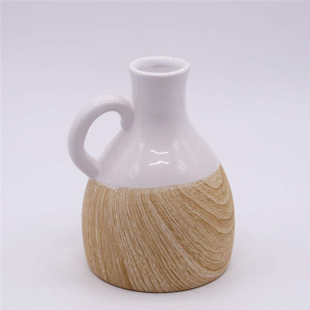 家の装飾の方法ハンドルの陶磁器の花瓶が付いている簡単なテーブルの花瓶の木目