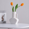 時代を超越した白い磁器の花瓶 - あらゆるスペースのための多目的な花のセンターピース
