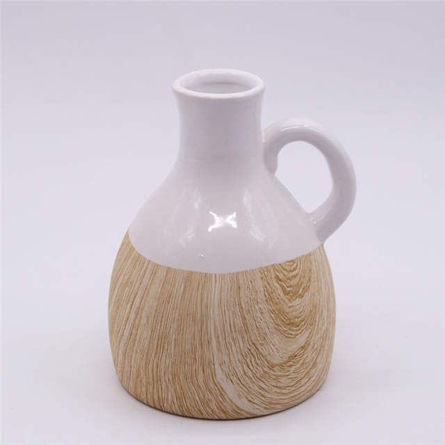 家の装飾の方法ハンドルの陶磁器の花瓶が付いている簡単なテーブルの花瓶の木目