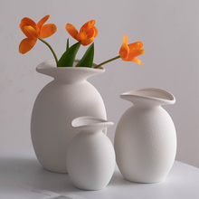 目の肥えた空間のための彫刻された穏やかな職人の陶器の花瓶