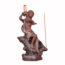 巻き貝の女神女神セラミック逆流香炉に座っている像の美しさ