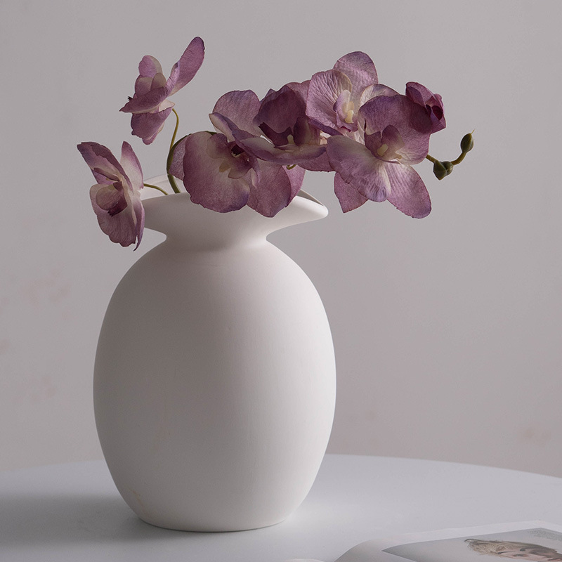 目の肥えた空間のための彫刻された穏やかな職人の陶器の花瓶