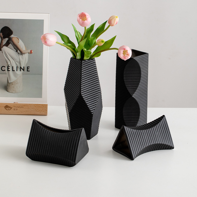 モダンなミニマリストの磁器の床花瓶 - 複数の色、ガラス張りの黒、白など、現代のホームオフィスの装飾の仕上げ