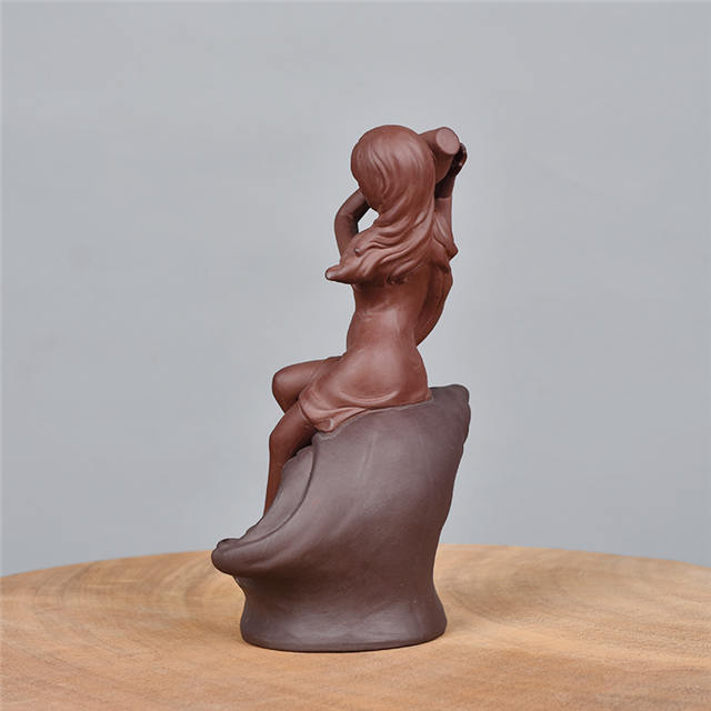 巻き貝の女神女神セラミック逆流香炉に座っている像の美しさ