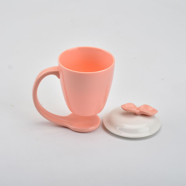 異なる色の家の装飾カスタムサスペンションマグカップハンドルとふた付きセラミックコーヒーマグをフローティング