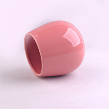 さまざまな色のピンクのセラミックキャンドルカップ