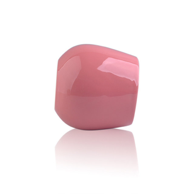 さまざまな色のピンクのセラミックキャンドルカップ