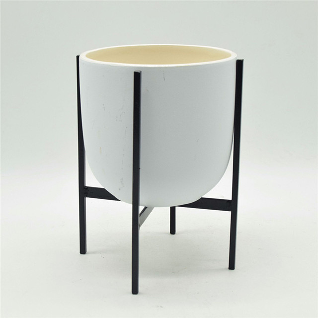 テーブルトップの4フィートの黒い鉄のブラケットの陶磁器の白い植木鉢