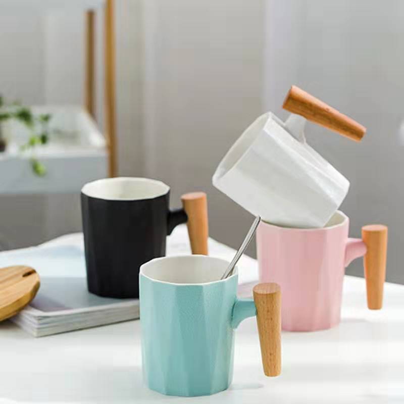 注文のロゴのギフト用の箱の磁器のコーヒー・マグは木のハンドルの陶磁器のコップを置きました