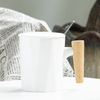 注文のロゴのギフト用の箱の磁器のコーヒー・マグは木のハンドルの陶磁器のコップを置きました