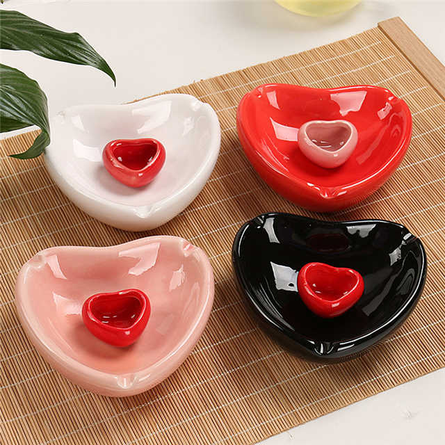 白いセラミック灰皿