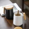 カスタムロゴギフトボックス磁器コーヒーマグ360mlブラック、ホワイトマッチ木製カップキャップ、木製ハンドル付きセラミックカップ