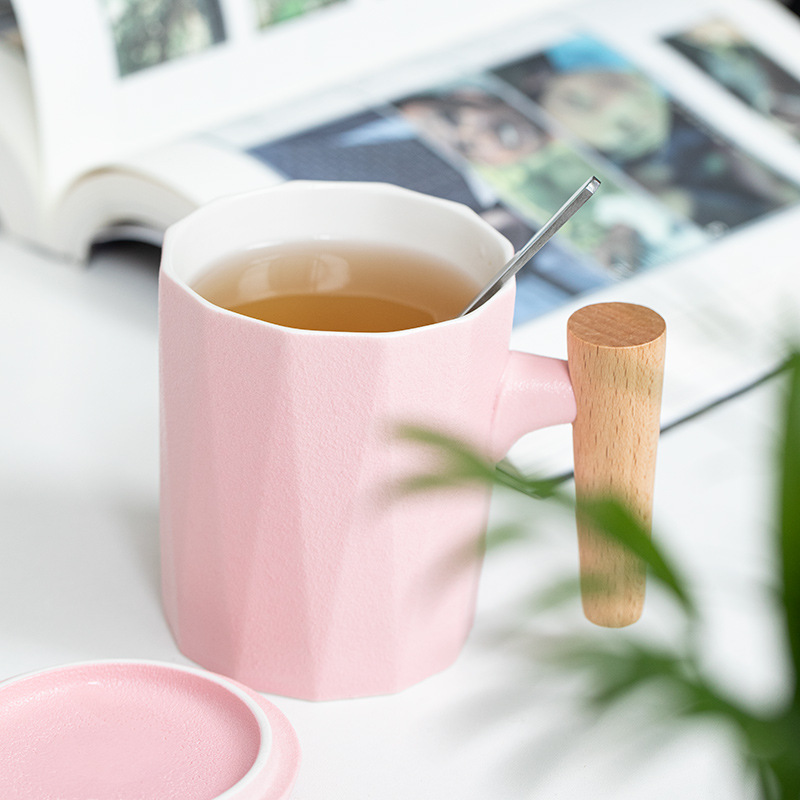 注文のロゴのギフト用の箱の磁器のコーヒー・マグは木のハンドルの陶磁器のコップを置きました