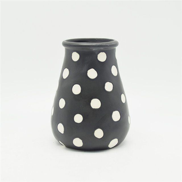 黒の白い点のある釉薬広口セラミック花瓶