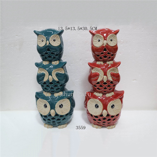 互いに重なり合うサイズが小さくなっている青い3つのフクロウが特徴のセラミック飾りをチューニング